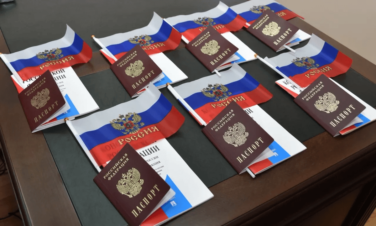 В преддверии Дня России юные жители Марий Эл получили первые паспорта 