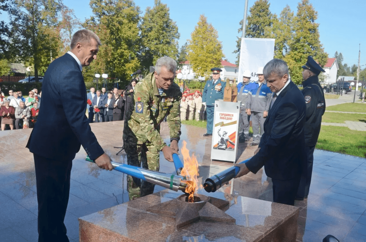 В поселке Куженер открыли обновленный мемориал с Вечным огнем и Аллеей Героев