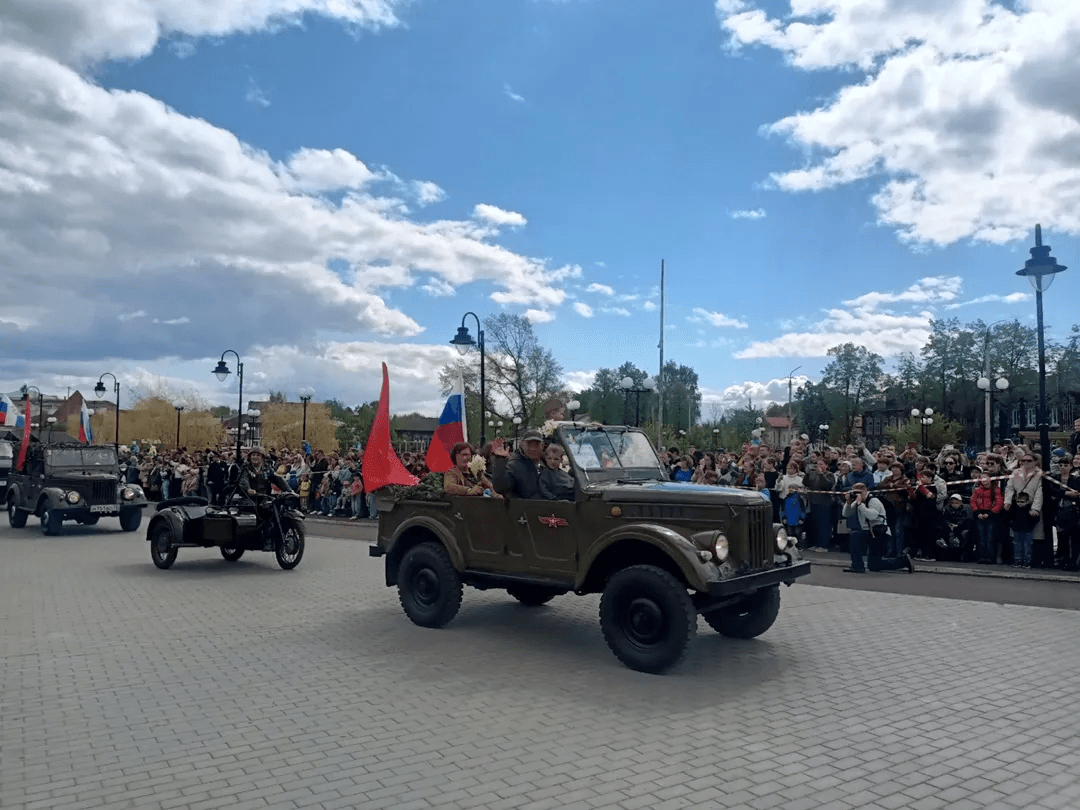 В Козьмодемьянске прошел Парад Победы с техникой времён Великой Отечественной войны