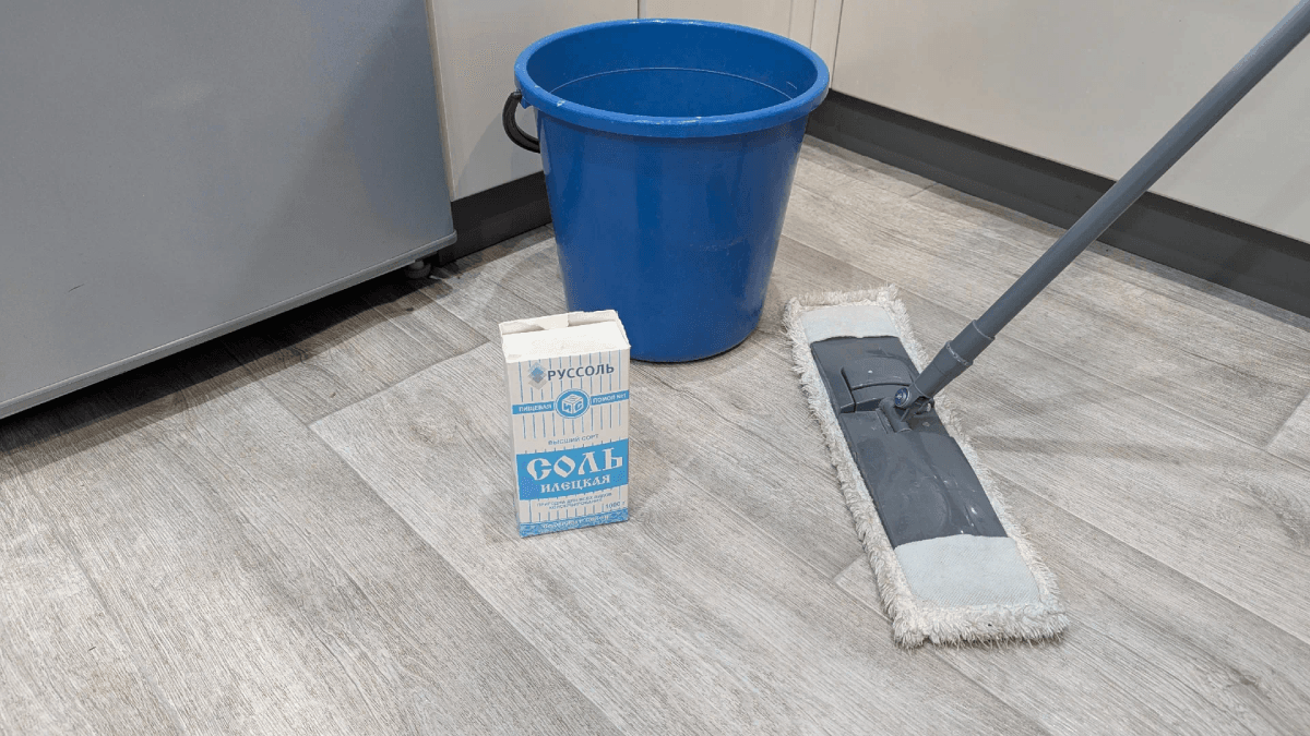 Начала мыть полы соленой водой — и вся семья заметила перемены: выясняем, зачем добавлять соль в воду для уборки