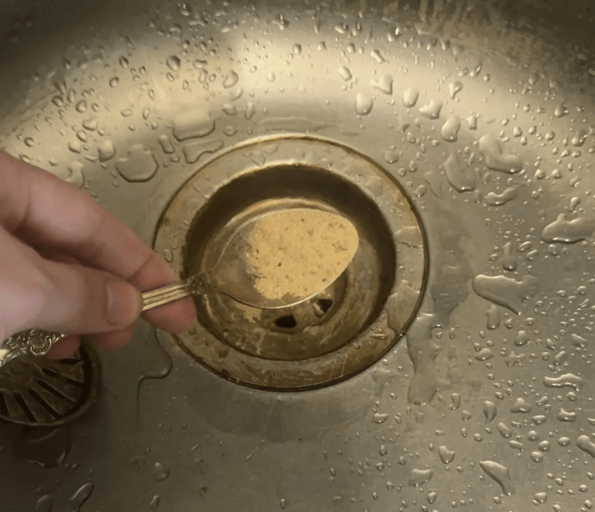 Одна капля в слив - и канализация больше никогда не засорится: раскрываем секрет сантихника