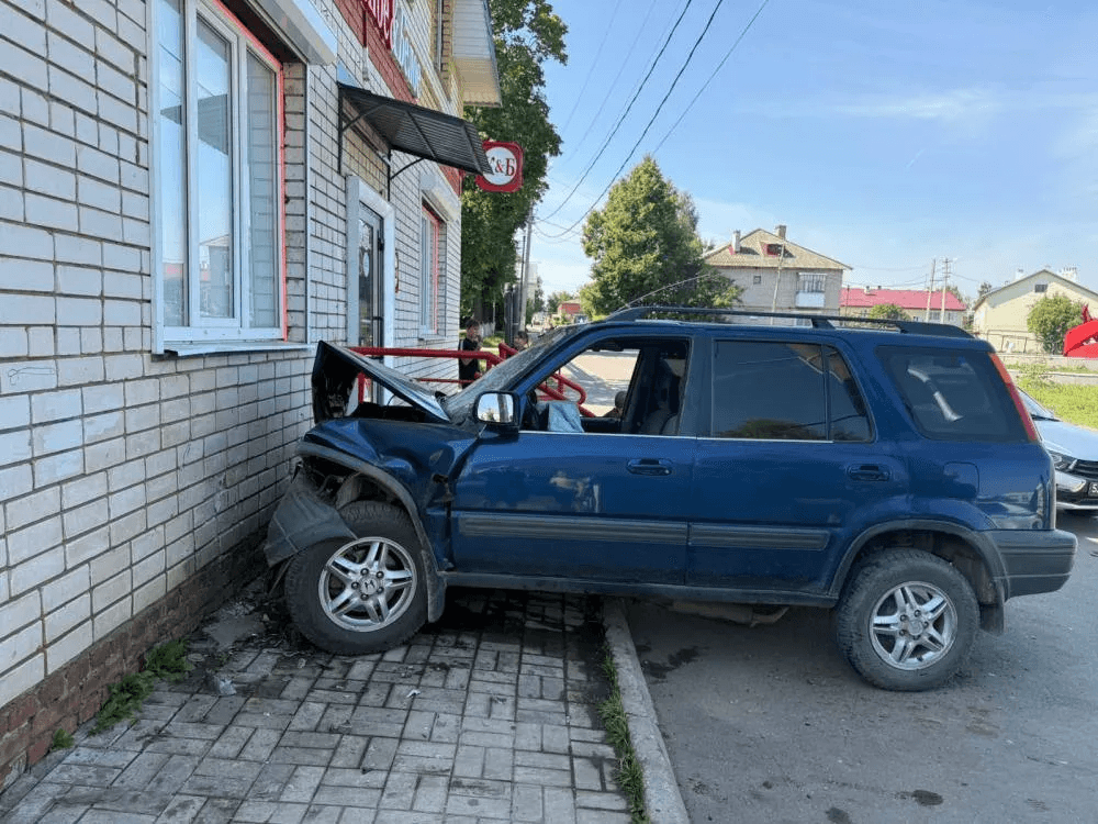В Сернурсе водитель иномарки врезался в здание 