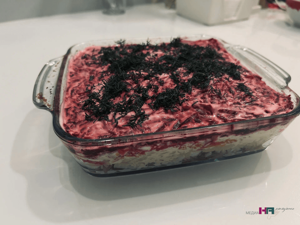 «Шуба» теперь в пролете: рецепт свекольного салатп с особым ингредиентом — нежный и вкусный, без слоев и тонн майонеза