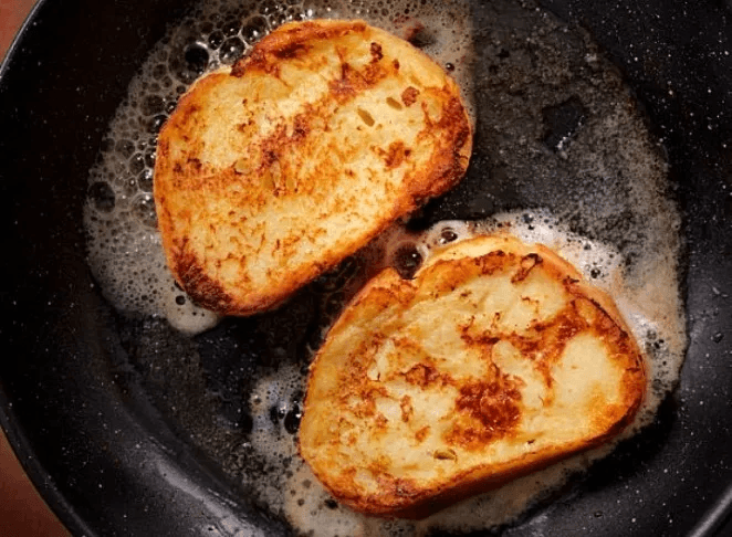 Полбатона, яйцо и ложка молока - и гренки “как в детстве”: как пирожные - хрустящие, румяные, “сочные: три хитрости