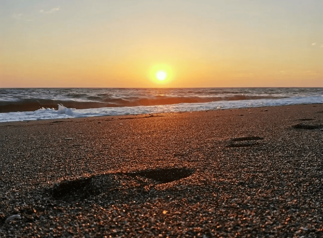 Почему туристов в шлепанцах и на каблуках записывают в списки: стюардесса раскрыла, за кем пристально следят в самолёте