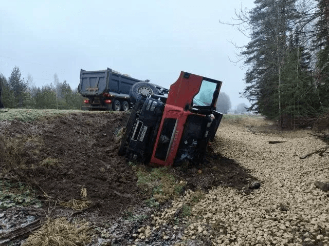 На трассе "Йошкар-Ола - Уржум" 27-летний водитель получил травмы при опрокидывании грузовика