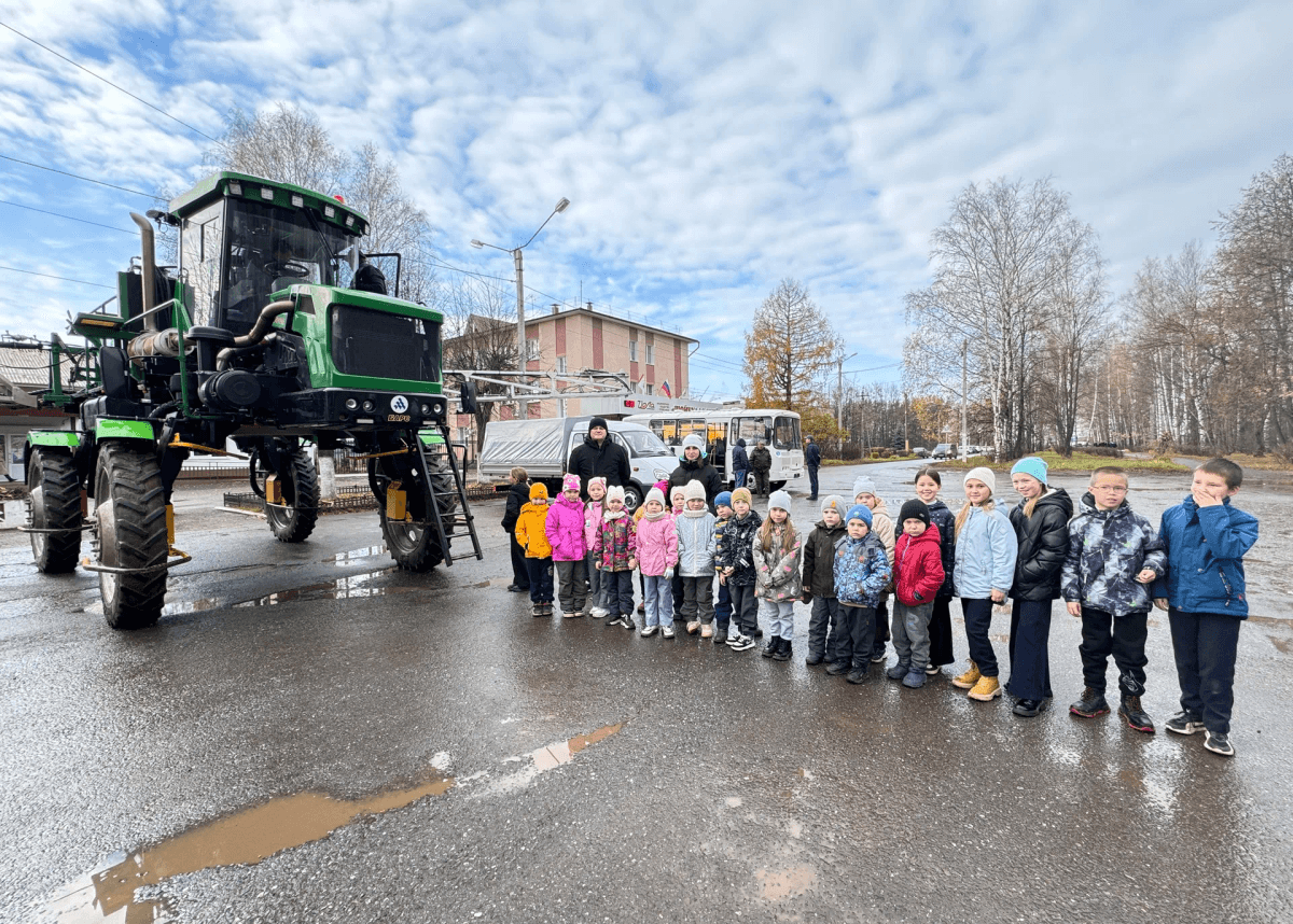 В племзаводе «Шойбулакский» школьникам показали, как техника помогает собирать урожай 