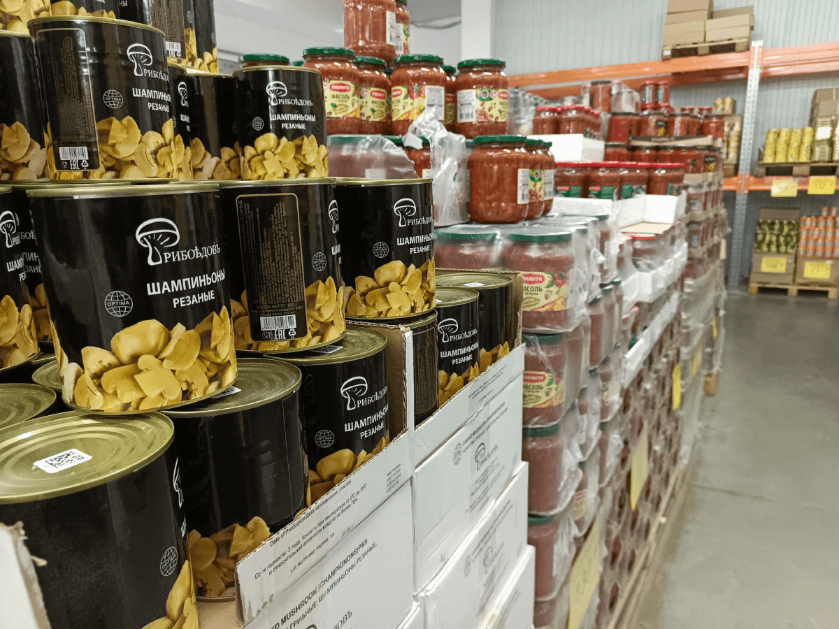 Отделы в «Светофоре» просто завалены товарами, но высокие паллеты медленно пустеют — что раскупают моментально