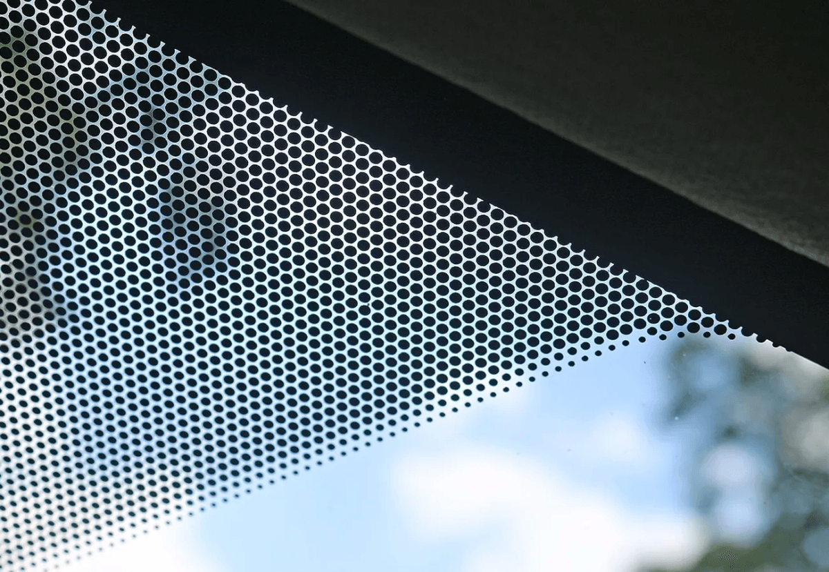 Черные точки и рисунки на лобовом стекле: разбираемся, зачем они на каждой машине