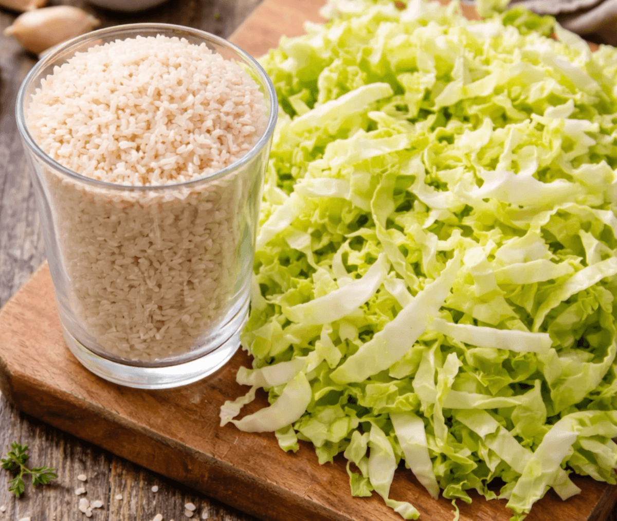 Беру стакан риса и капусту, готовлю ужин «по-гречески» на сковороде: и быстро, и вкусно