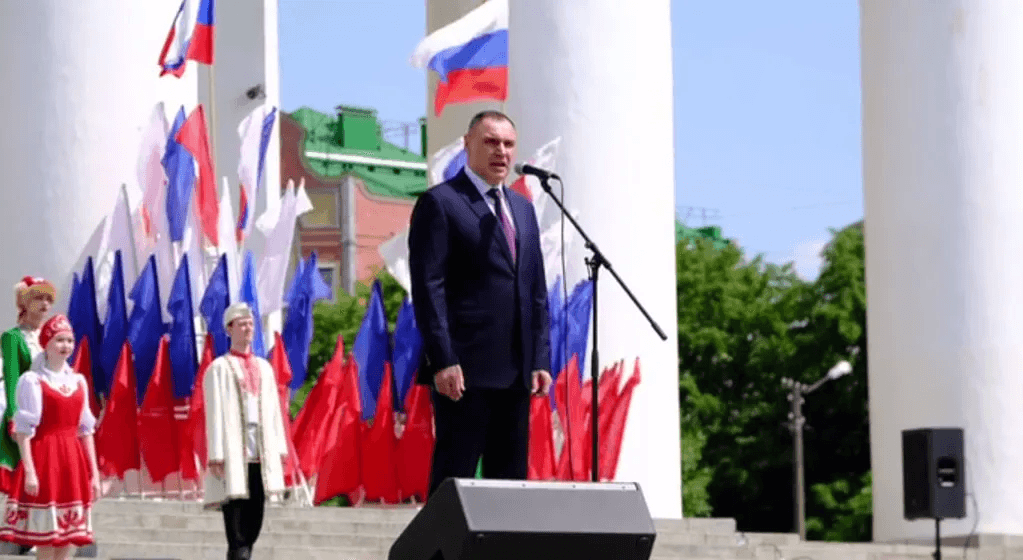 В День России Юрий Зайцев вручил награды жителям Марий Эл за заслуги в развитии республики