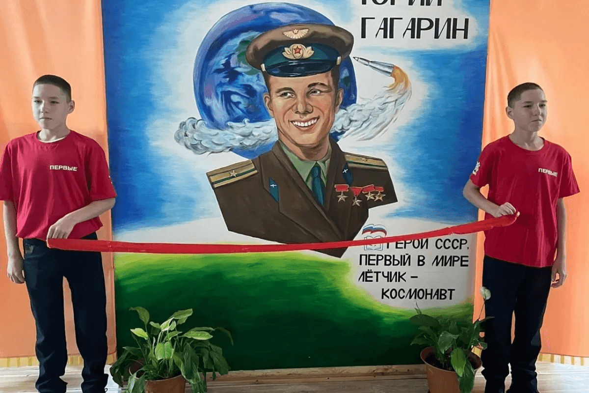 На фасадах 15 школ Марий Эл появились яркие муралы с портретами героев России