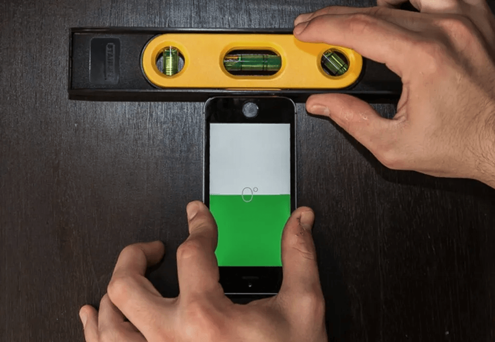 Строительный уровень в смартфоне — проверяем эту простую и полезную функцию