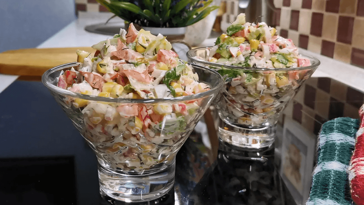 Этот салат готовлю в любой сезон хоть на праздничный стол, хоть на ужин: идеальный рецепт, который прост и недорогой