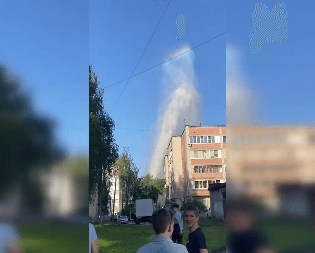 Фонтан воды размером с дом забил в одном из дворов Йошкар-Олы