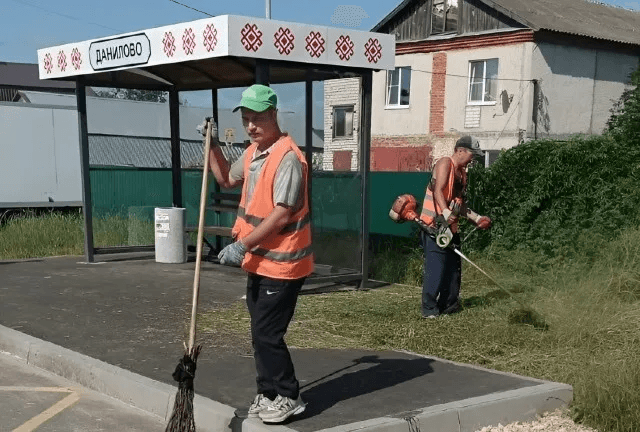 12 новых остановок с национальной символикой украсили Йошкар-Олу