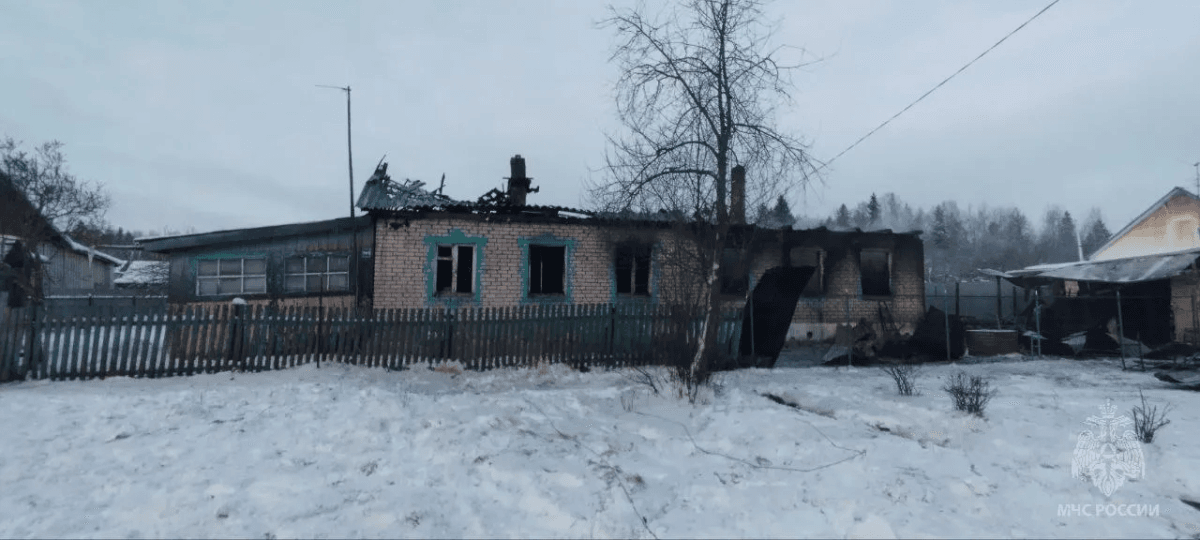 Пожар в Нужъялах: мужчина пострадал при пожаре,  выбравших с полыхающего дома через окно