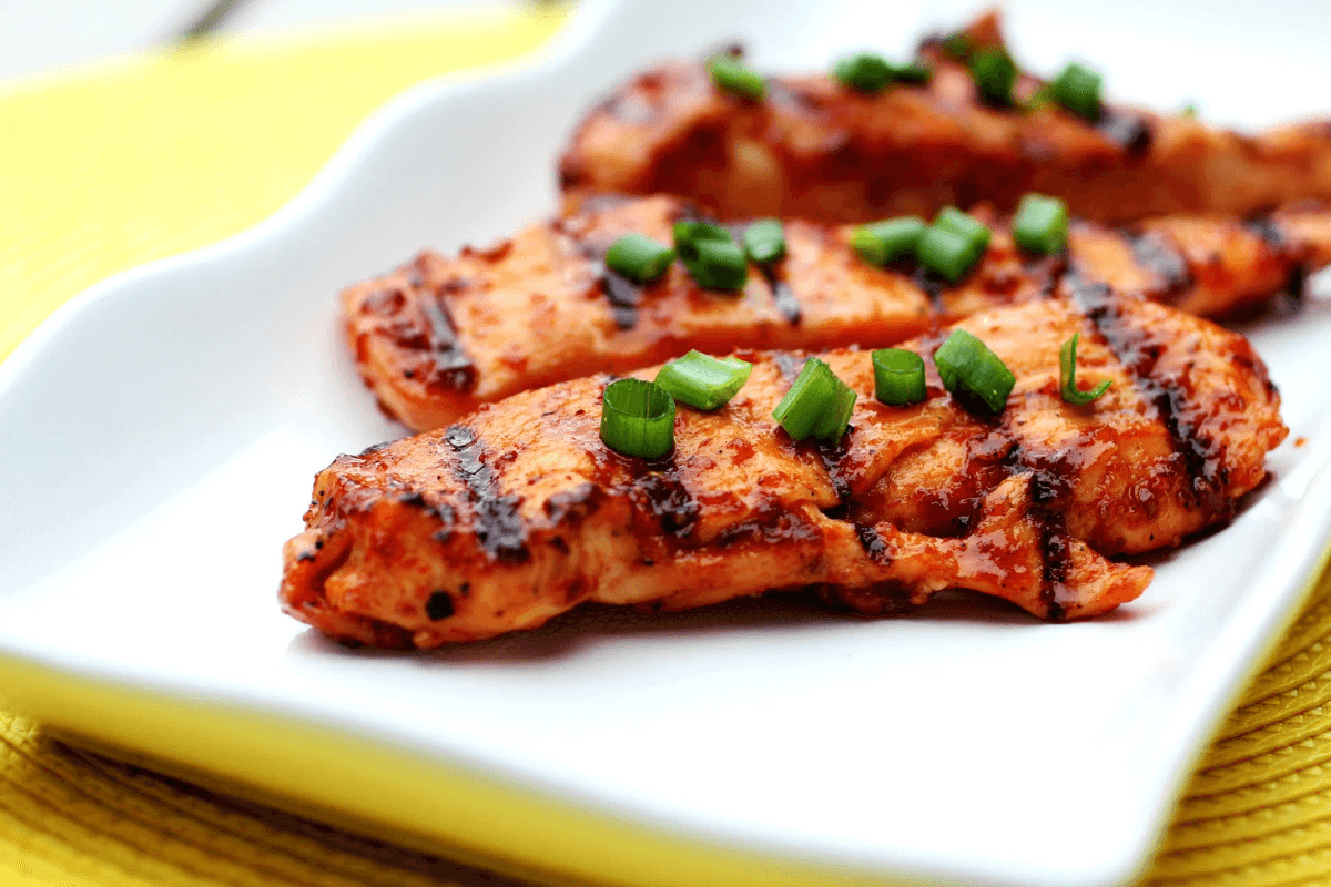 Вместо резиновой колбасы из магазина: держу мясо курицы всю ночь в солёной воде - и в духовку