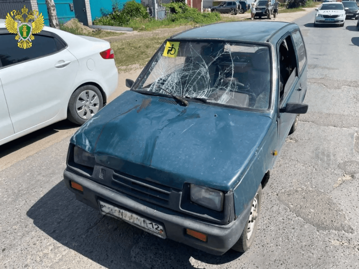 В Волжске пешеход оказалась на капоте авто, переходя дорогу по "зебре"