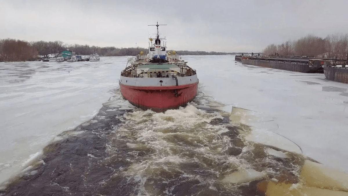 Выход на лед опасен: на Волге до 30 декабря будут проводить испытания судов