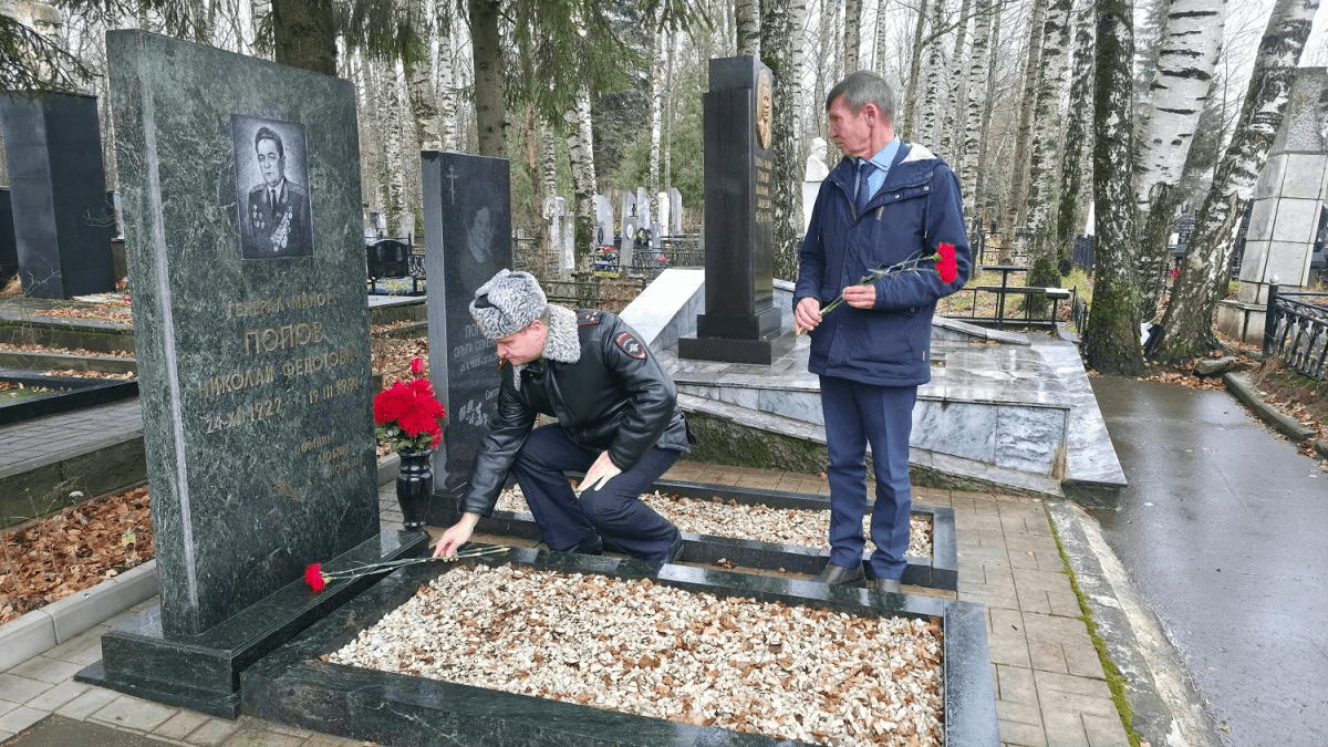 В Марий Эл почтили память сотрудников полиции, погибших при исполнении служебного долга