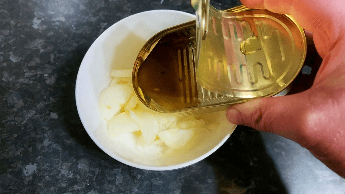 Никогда не сливаю масло от шпрот в раковину: сначала друзья смотрели как на чокнутого, а теперь все повторяют