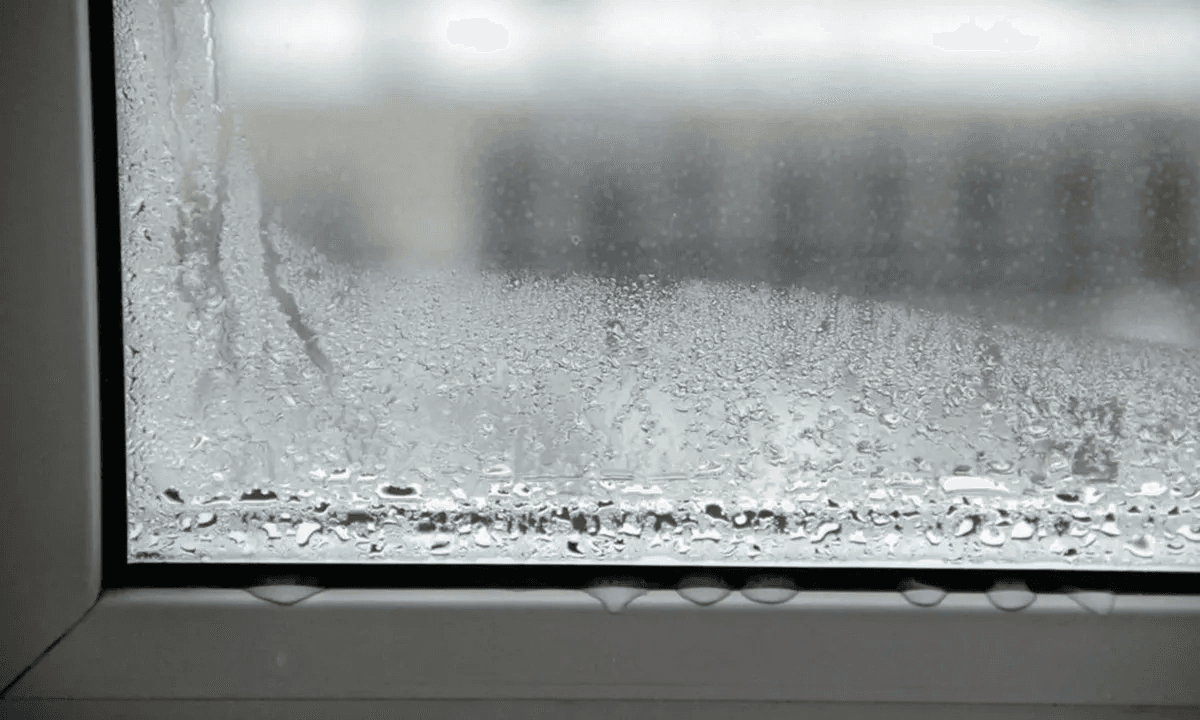 Почему утепленные пластиковые окна зимой плачут и промерзают: главная ошибка 90% установщиков