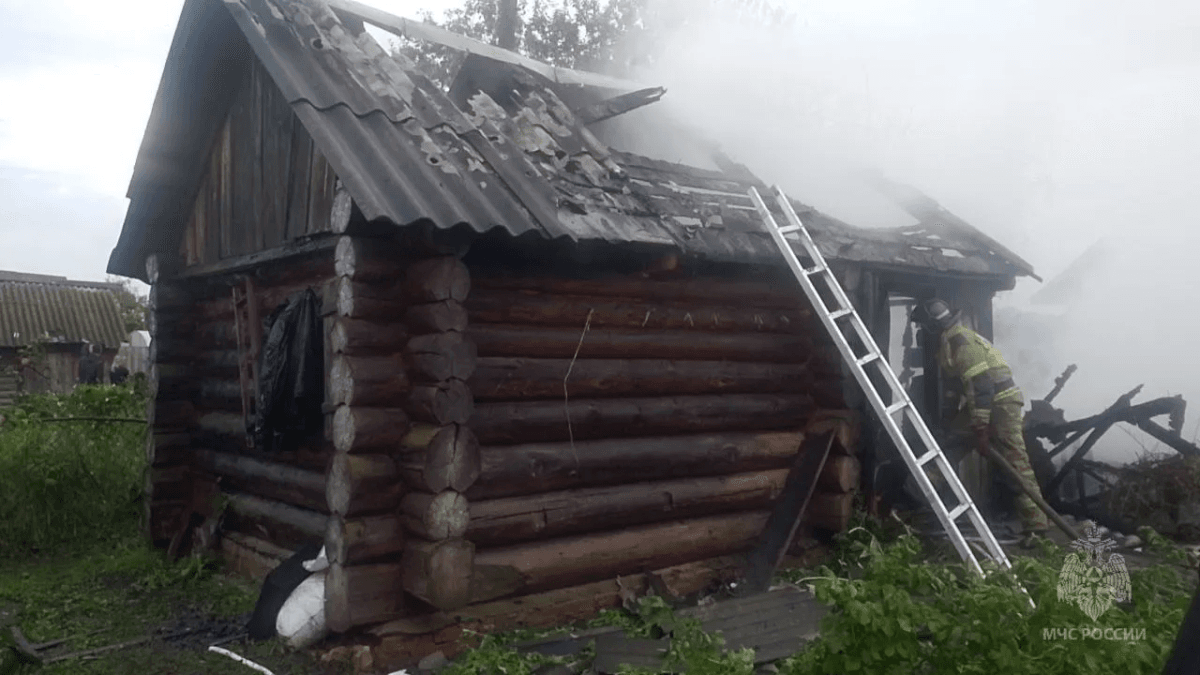 Пожарные отстояли двухквартиный дом в деревне Ким в Марий Эл