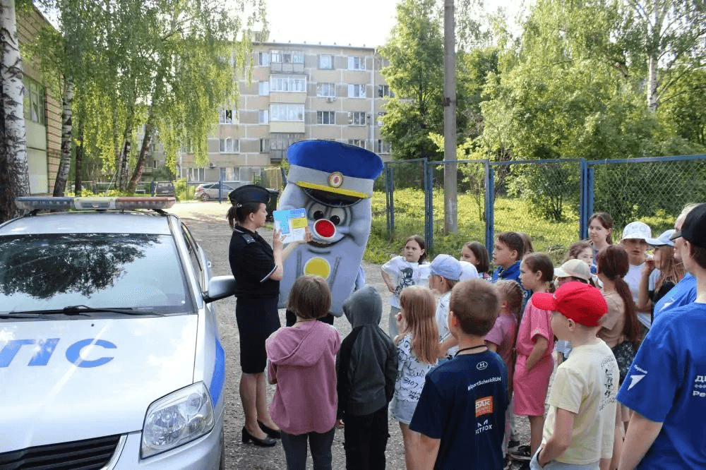 В школе №13 Йошкар-Олы прошёл урок ПДД с автоинспекторами и Светофорычем
