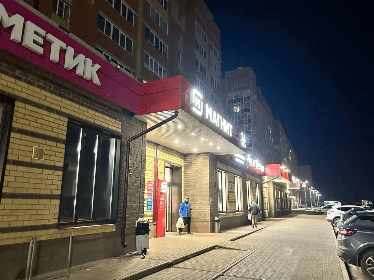 Не просто так: вот зачем продавцы Магнитов и Пятёрочек забирают себе из ящиков с бананами маленькие незаметные пакетики