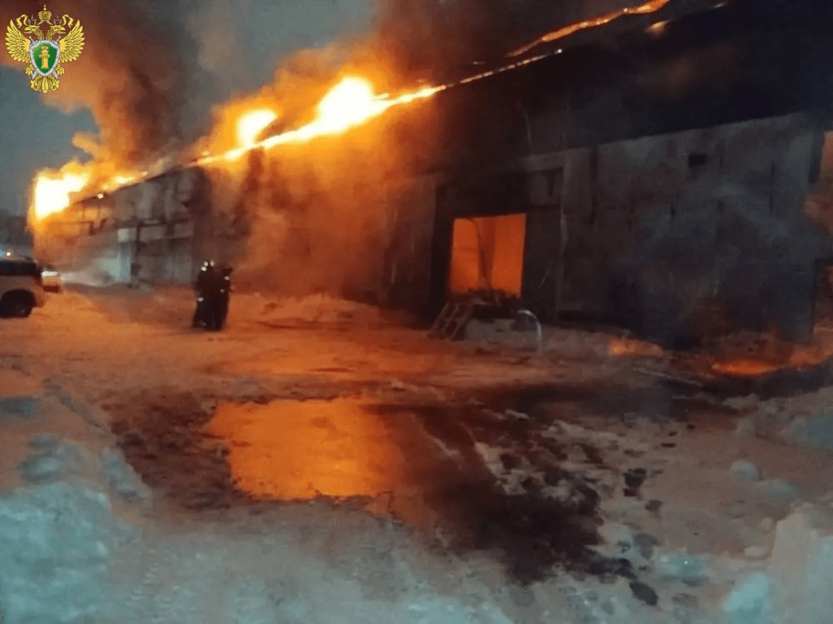 Производственное здание в Волжске охватил пожар на 1500 квадратных метров