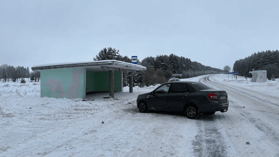 В Марий Эл легковушка врезалась в остановку, есть пострадавшая