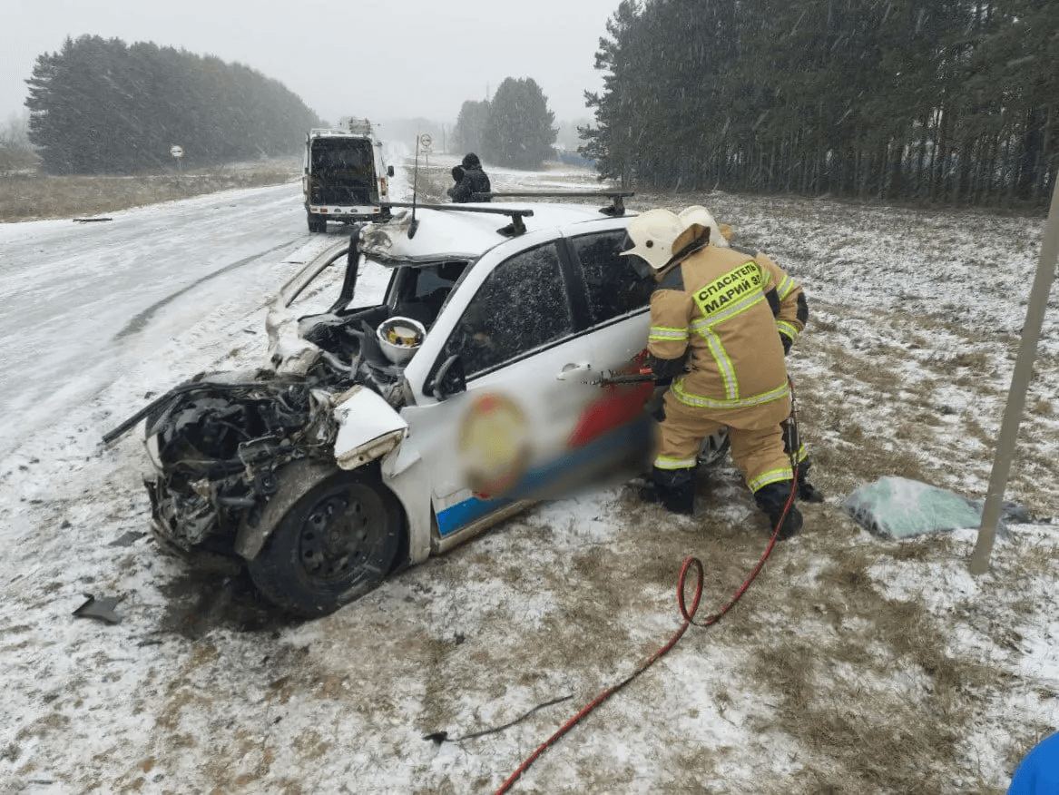 Спасатели Марий Эл деблокировали пострадавших в тройном ДТП