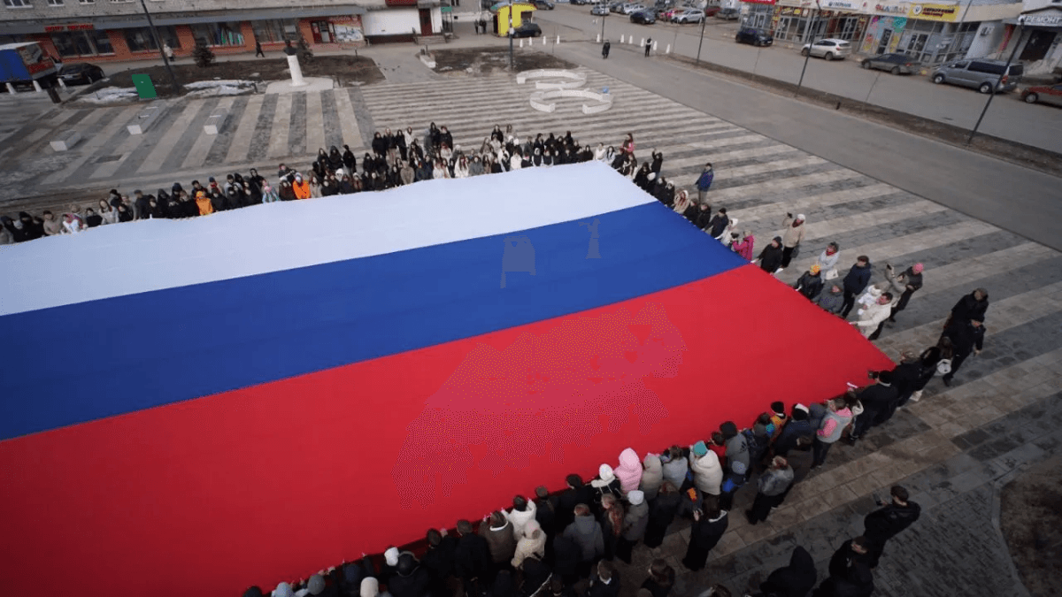 В день воссоединения Крыма с Россией волонтеры Волжска развернули огромный триколор