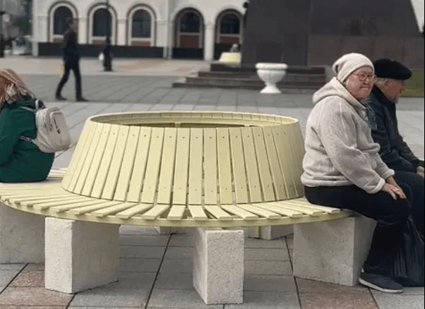 В Йошкар-Оле установили новые круглые лавочки на площади Оболенского-Ноготкова