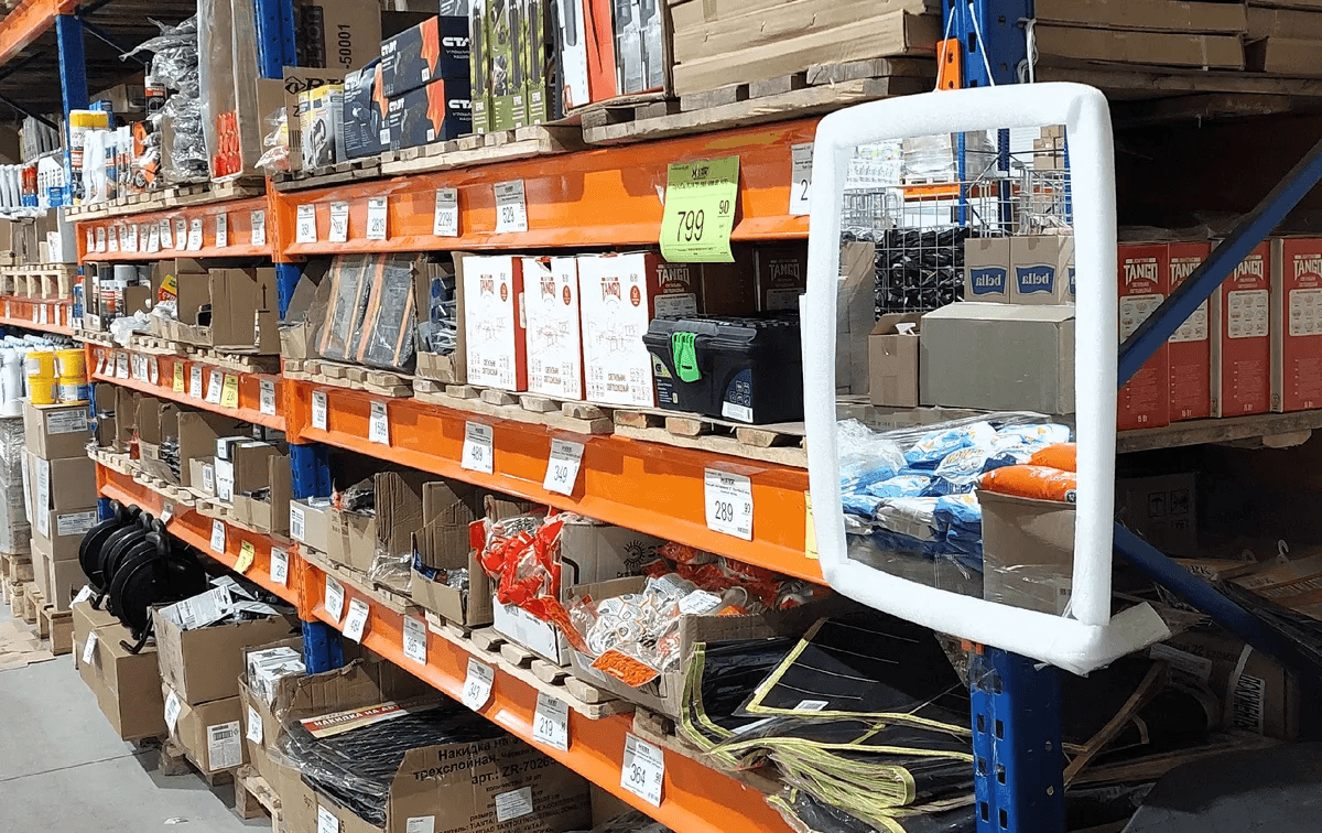 В «Светофоре» слишком оживленно: покупатели выбирают зеркала, посуду, ковры и мебель