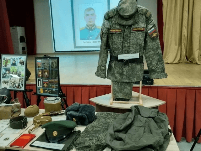 В школе Волжска открыли выставку в память о выпускнике, погибшем на СВО