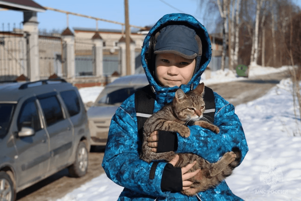 Четырех детей и двух взрослых спасли из горящего дома на улице Авиации в Йошкар-Оле