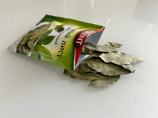 Насекомые навсегда покинут вашу кухню, нужно просто положить под холодильник...