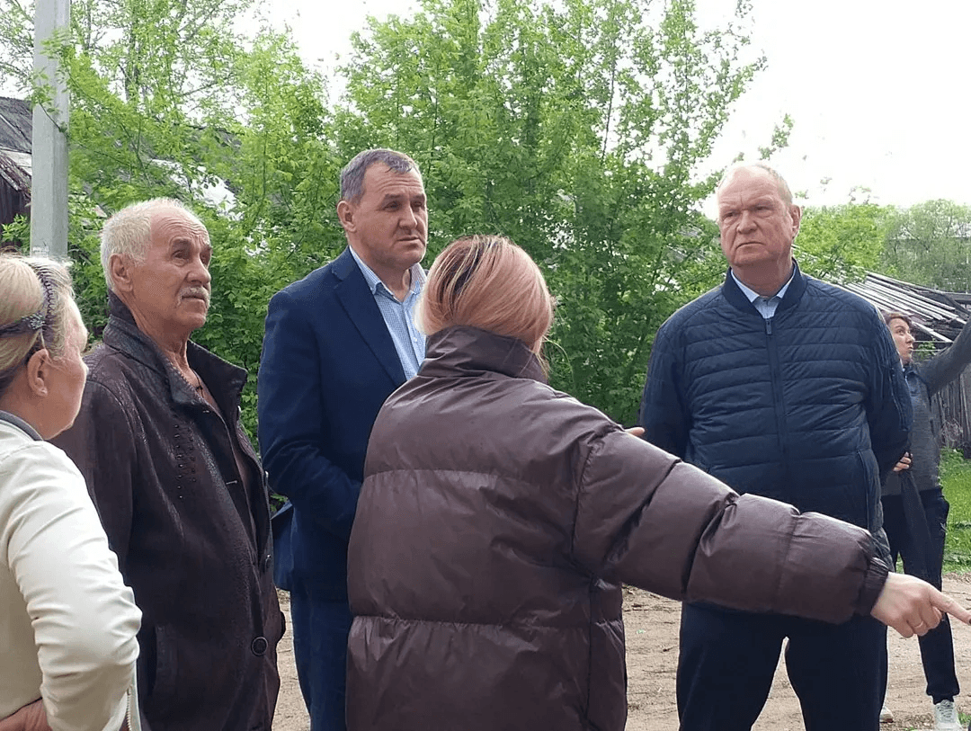 Глава Волжска обсудил с жителями благоустройство двора на Кузьмина 25
