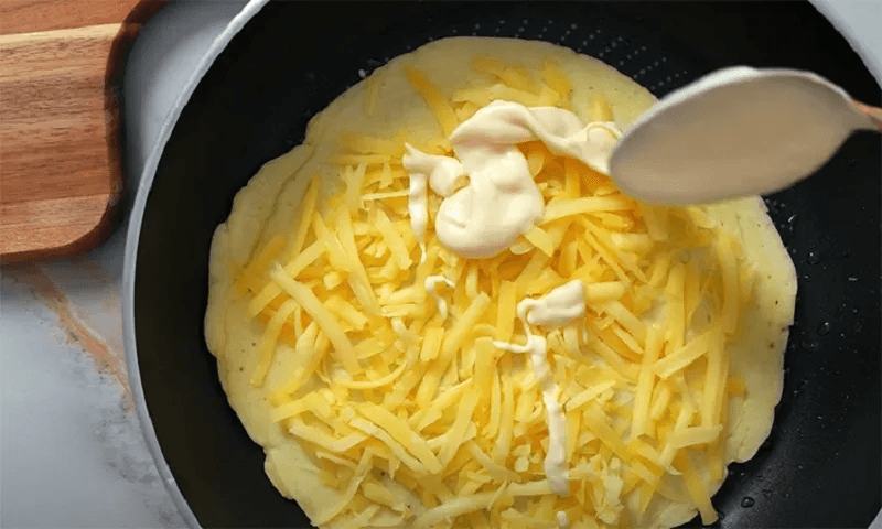 Быстрый хачапури на сковороде: сырная лепешка за 5 минут на завтрак