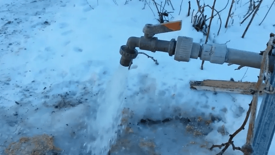 Забыл о промерзшем уличном водопроводе навсегда — ловкий способ от сантехника с 12-летним стажем