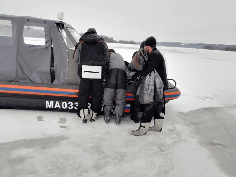 4 рыбака на снегоходе провалились под лед в Юринском районе