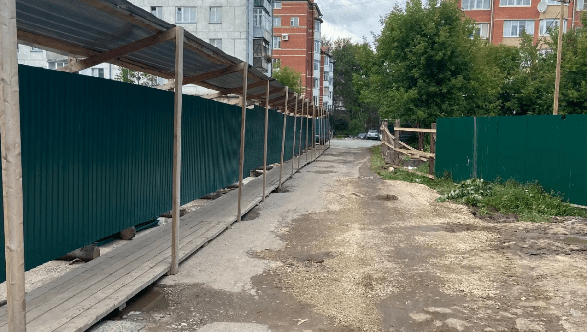 Забор, перегородивший въезд жильцам, поставили у дома в Йошкар-Оле