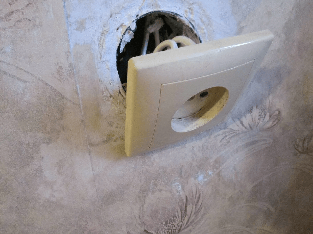 Что делать, если розетка шатается или выпадает из стены? простое и быстрое решение для ее фиксации