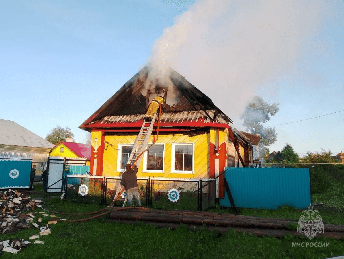 Трагедия в ночи: в Параньге семья лишилась дома из-за пожара
