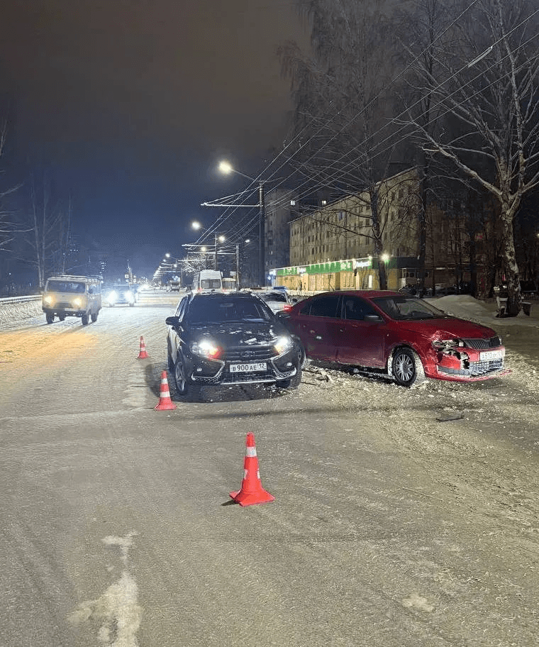 В Йошкар-Оле водитель Lada Vesta спровоцировал ДТП при повороте налево