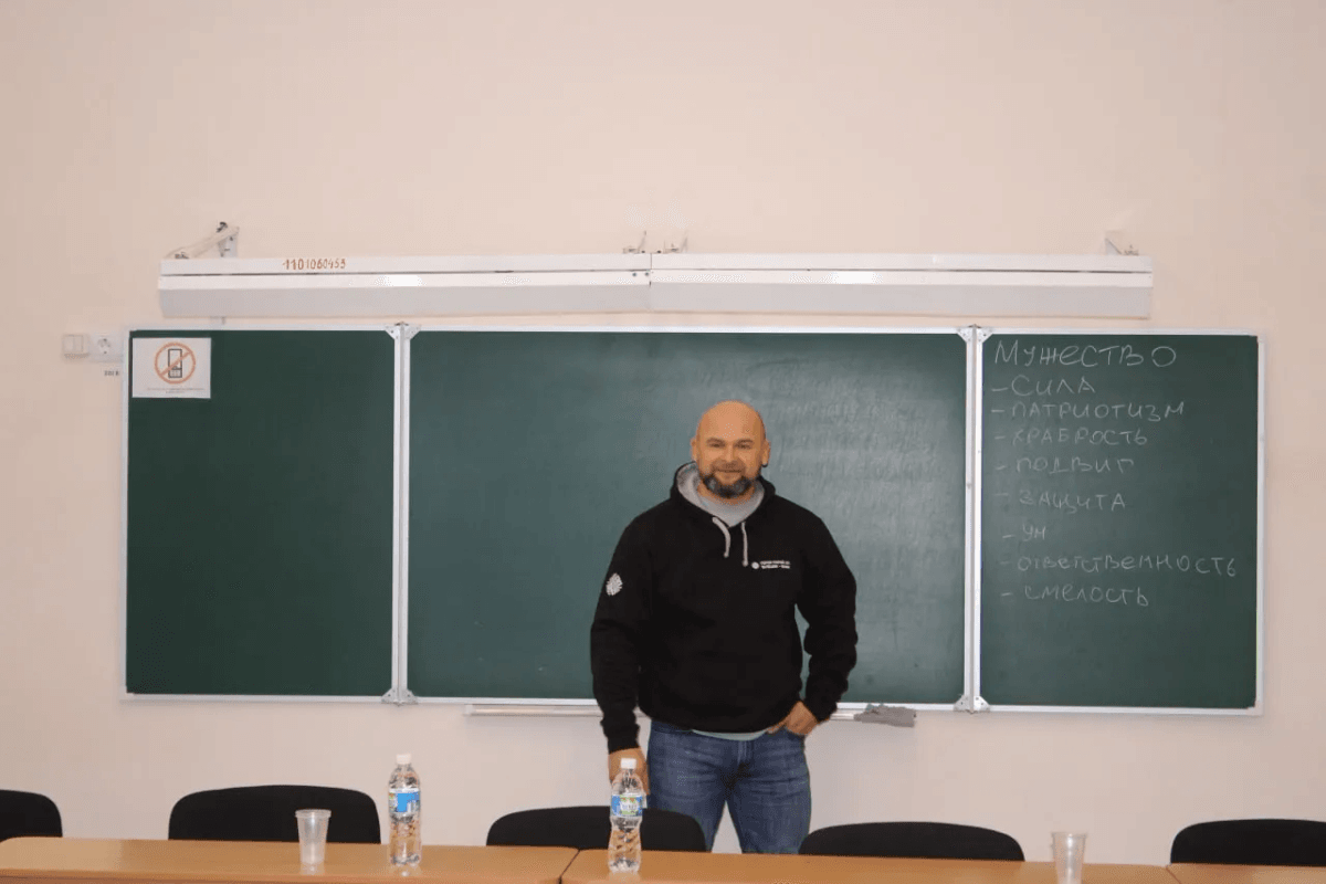 В Параньге ветераны СВО сплотились в память о герое и провели Урок Мужества