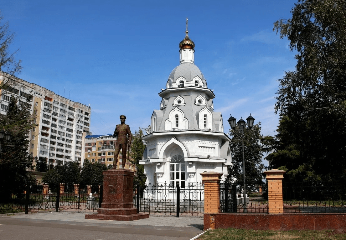В сквере около драмтеатра Йошкар-Олы ежедневно работает часовня Всех святых