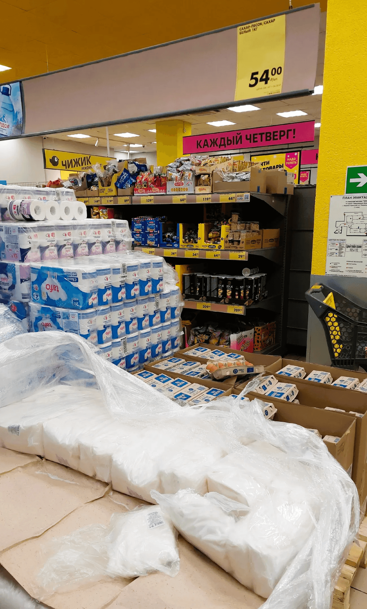 В Чижике женские костюмы, теплые одеяла, обувь и пледы с бахромой - выбираем 